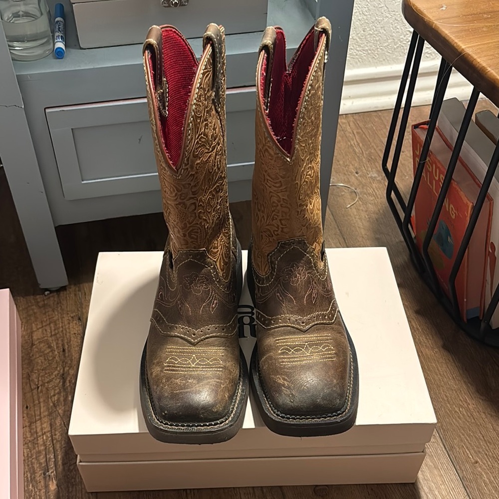 Justin boots  Brown Western Boots pink stitching
